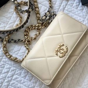 Authentic CHANEL 19 Wallet On Chain